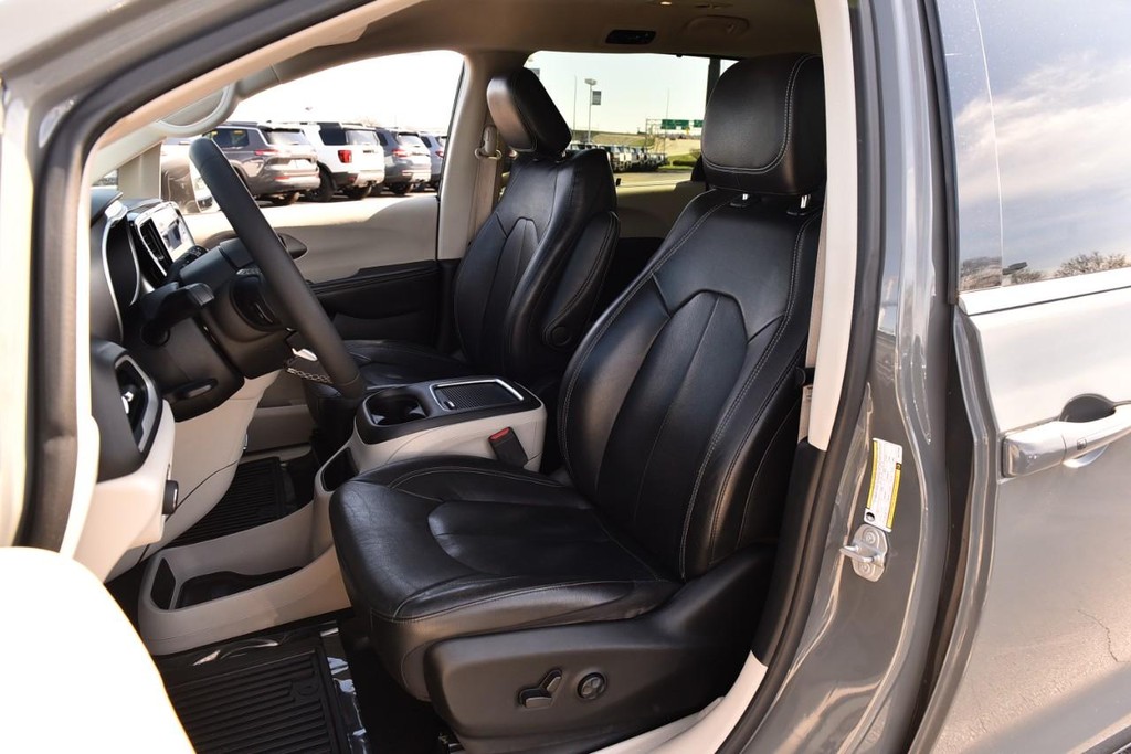 Chrysler Pacifica Vehicle Full-screen Gallery Image 22