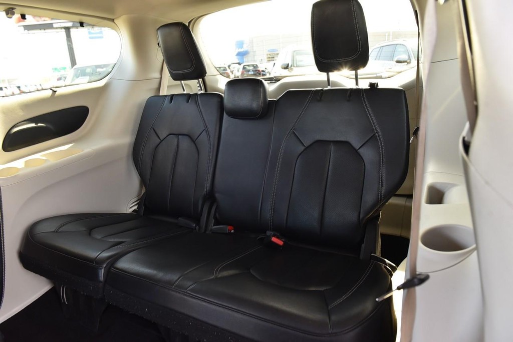 Chrysler Pacifica Vehicle Full-screen Gallery Image 27