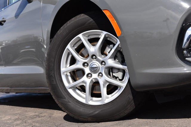 Chrysler Pacifica Vehicle Image 03