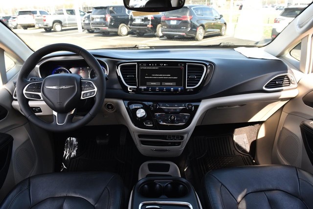 Chrysler Pacifica Vehicle Image 07