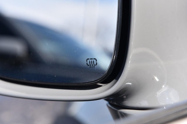 Chrysler Pacifica Vehicle Image 10