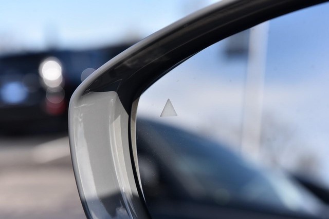 Chrysler Pacifica Vehicle Image 11