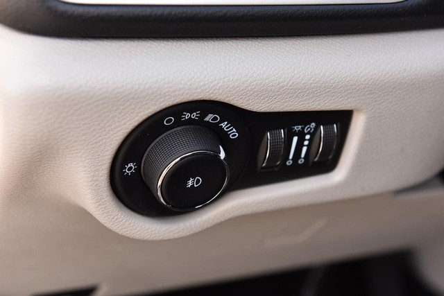 Chrysler Pacifica Vehicle Image 12