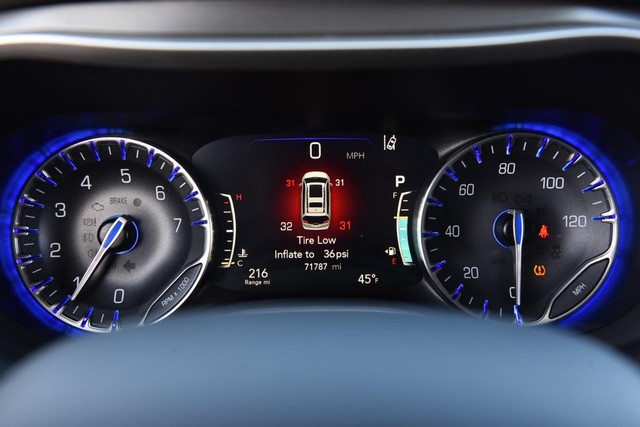 Chrysler Pacifica Vehicle Image 13