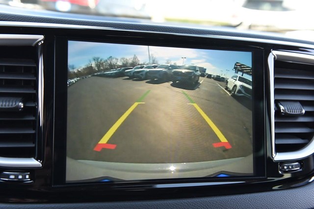 Chrysler Pacifica Vehicle Image 14