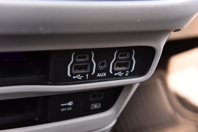 Chrysler Pacifica Vehicle Image 19