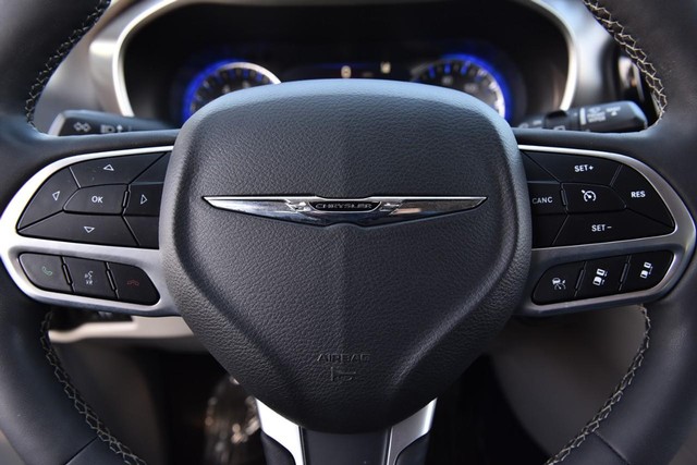 Chrysler Pacifica Vehicle Image 21