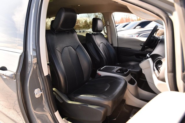 Chrysler Pacifica Vehicle Image 23