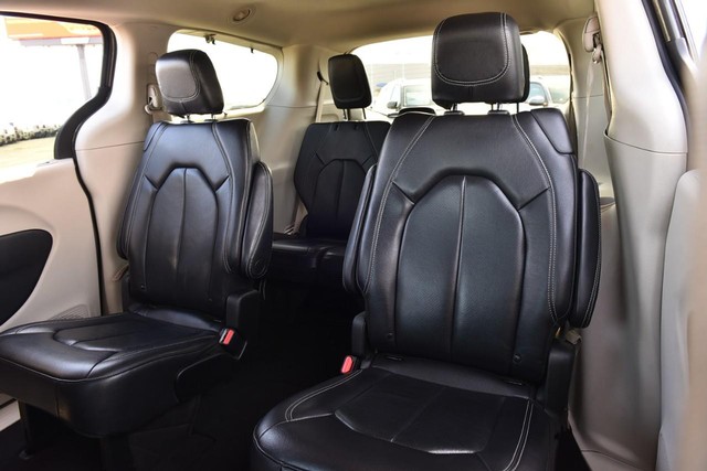 Chrysler Pacifica Vehicle Image 24