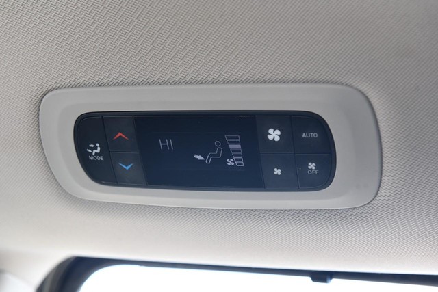 Chrysler Pacifica Vehicle Image 25