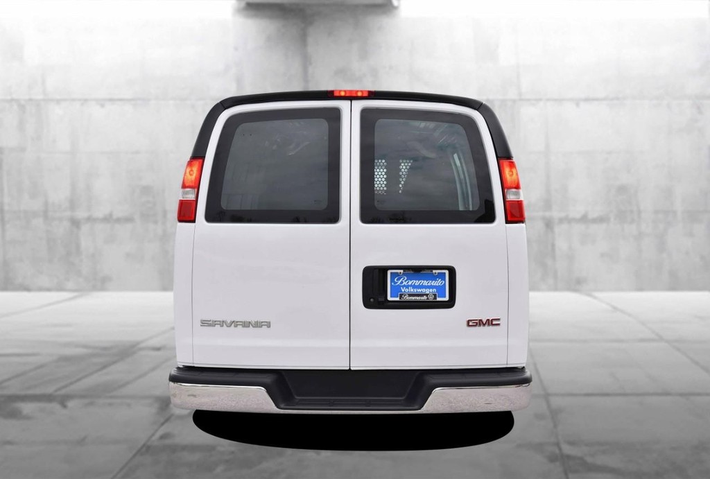 GMC Savana Cargo Van Vehicle Full-screen Gallery Image 06