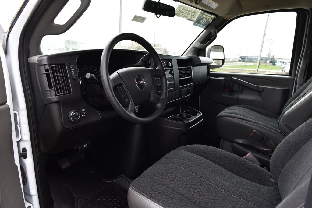 GMC Savana Cargo Van Vehicle Full-screen Gallery Image 07