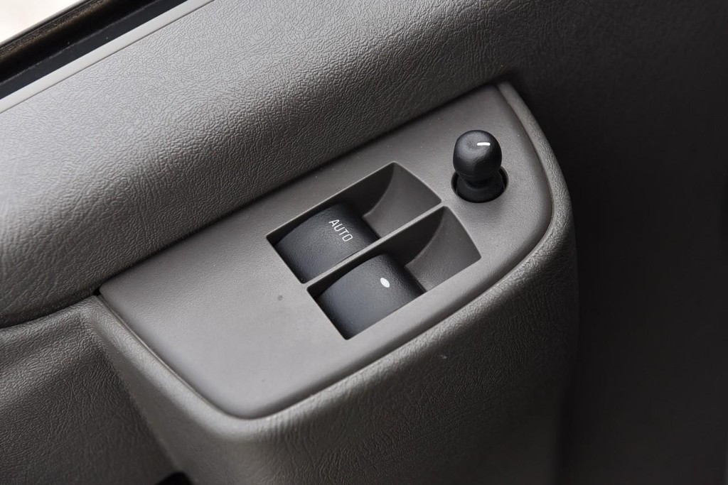 GMC Savana Cargo Van Vehicle Full-screen Gallery Image 09