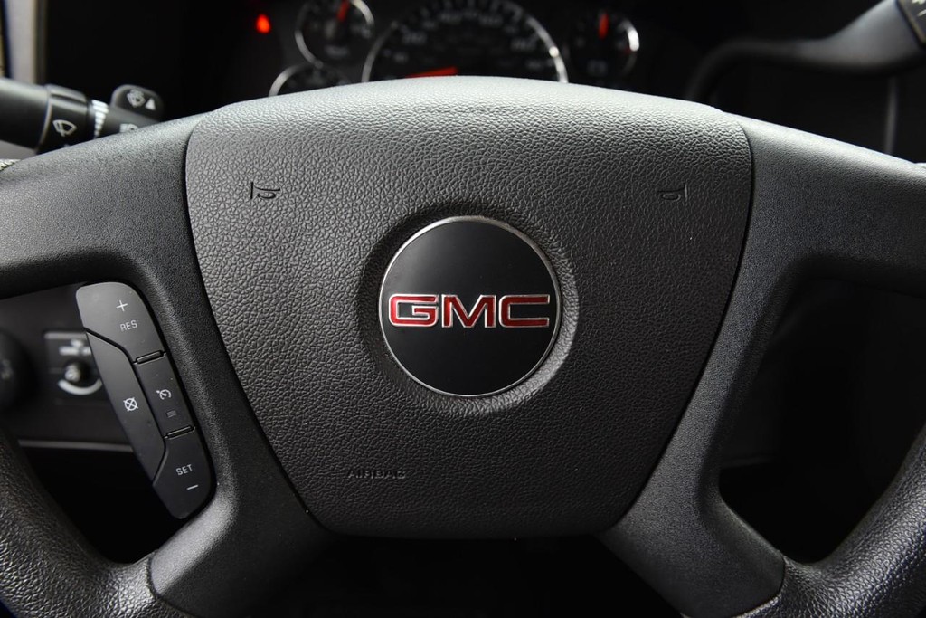 GMC Savana Cargo Van Vehicle Full-screen Gallery Image 15