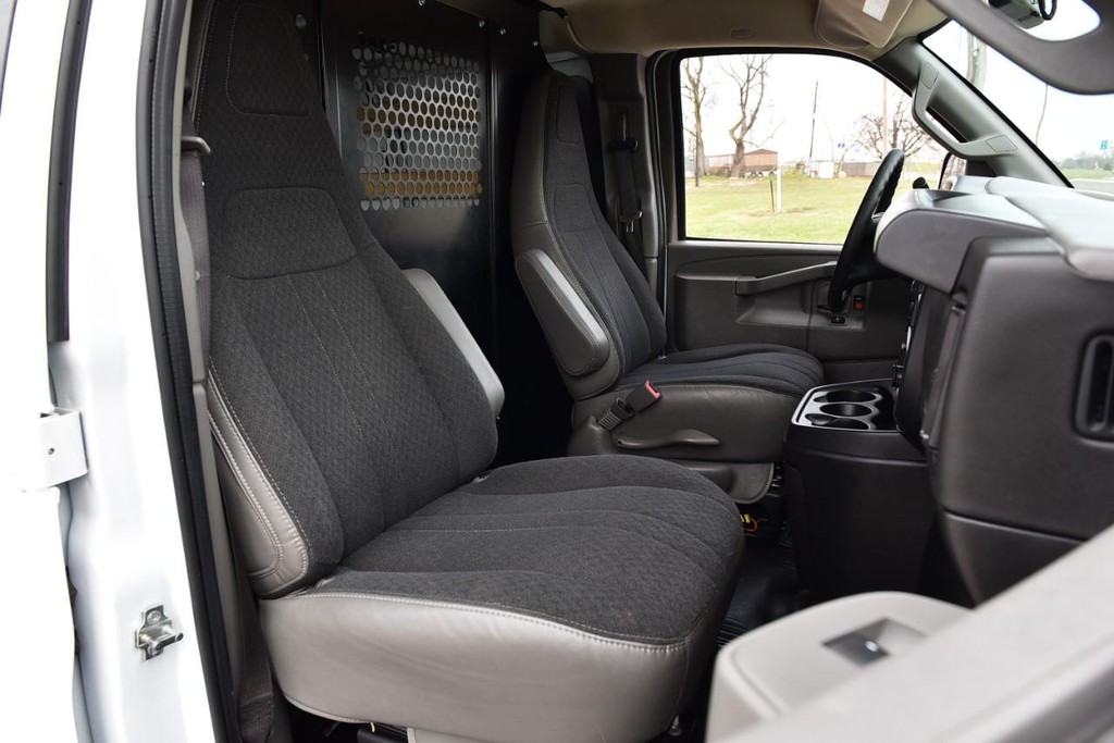 GMC Savana Cargo Van Vehicle Full-screen Gallery Image 17