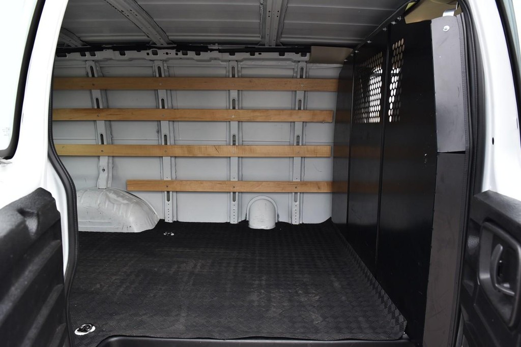 GMC Savana Cargo Van Vehicle Full-screen Gallery Image 18