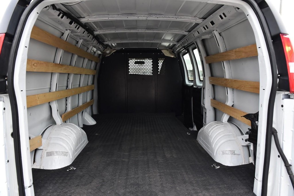 GMC Savana Cargo Van Vehicle Full-screen Gallery Image 19