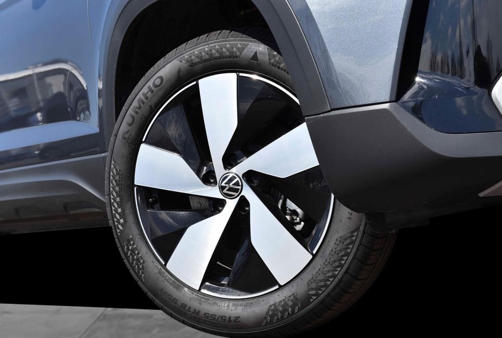 Volkswagen Taos Vehicle Full-screen Gallery Image 3