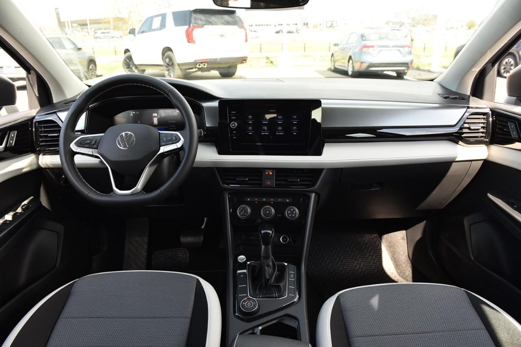 Volkswagen Taos Vehicle Full-screen Gallery Image 7