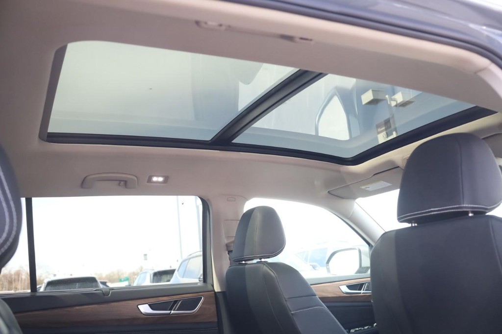 Volkswagen Atlas Vehicle Full-screen Gallery Image 23