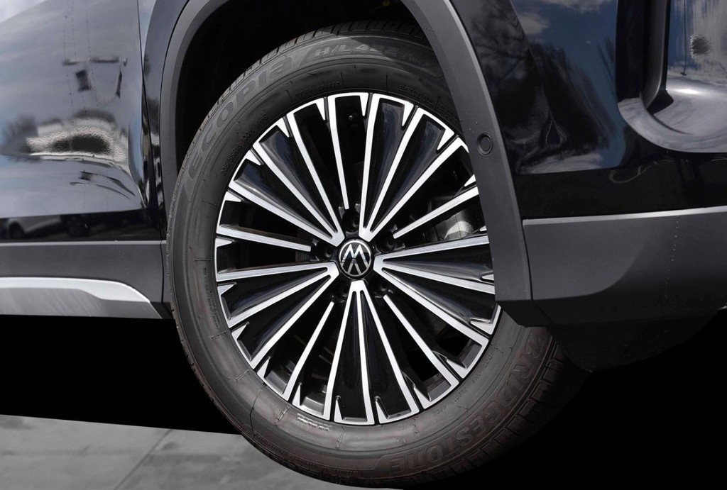 Volkswagen Tiguan Vehicle Full-screen Gallery Image 3