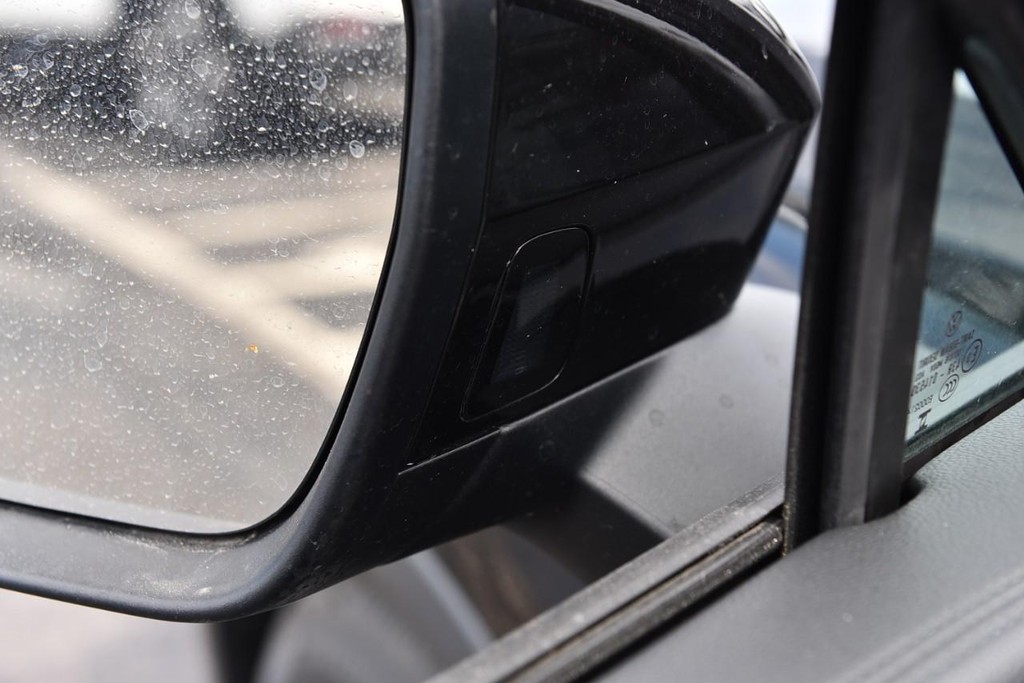 Volkswagen Tiguan Vehicle Full-screen Gallery Image 9