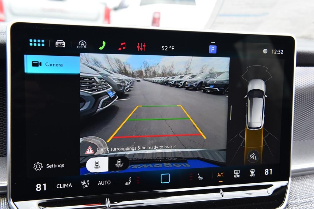 Volkswagen Tiguan Vehicle Full-screen Gallery Image 12