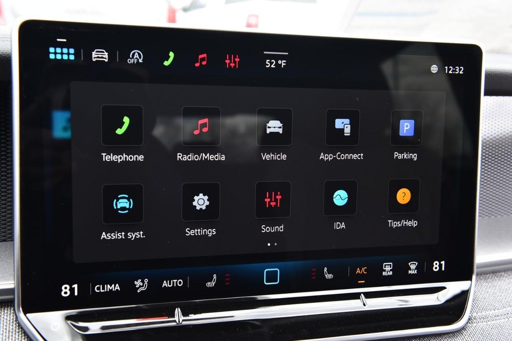 Volkswagen Tiguan Vehicle Full-screen Gallery Image 14