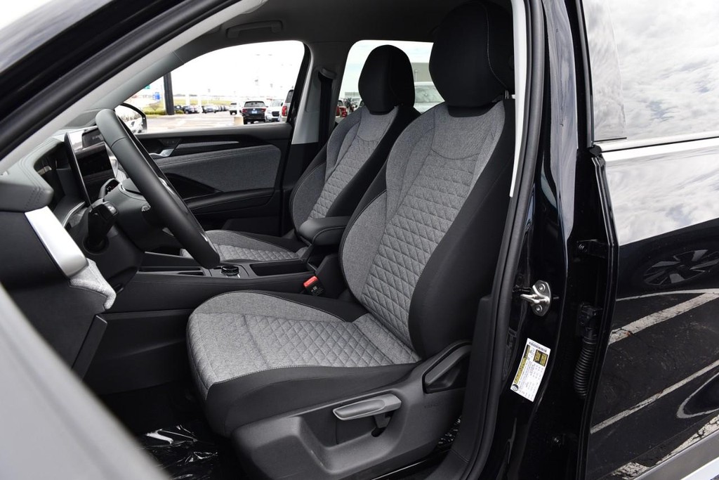 Volkswagen Tiguan Vehicle Full-screen Gallery Image 18