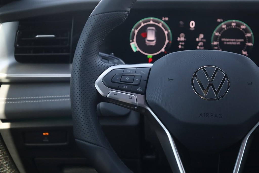 Volkswagen Tiguan Vehicle Full-screen Gallery Image 10