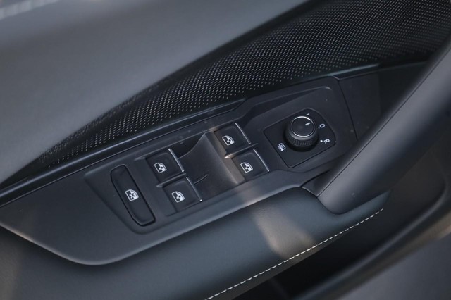 Volkswagen Tiguan Vehicle Image 11