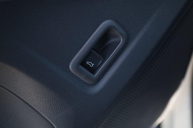 Volkswagen Tiguan Vehicle Image 12