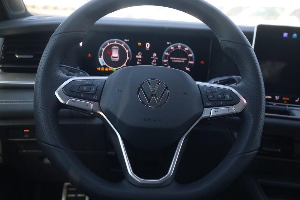 Volkswagen Tiguan Vehicle Full-screen Gallery Image 8