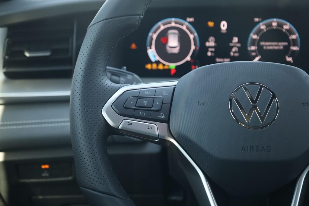 Volkswagen Tiguan Vehicle Full-screen Gallery Image 10