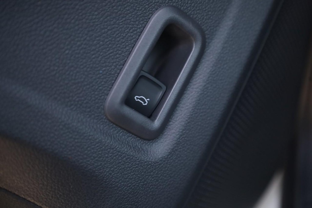 Volkswagen Tiguan Vehicle Full-screen Gallery Image 12