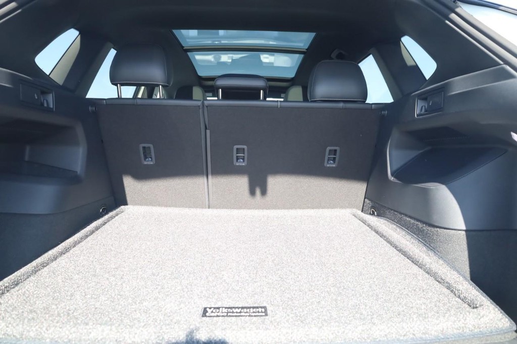 Volkswagen Tiguan Vehicle Full-screen Gallery Image 23