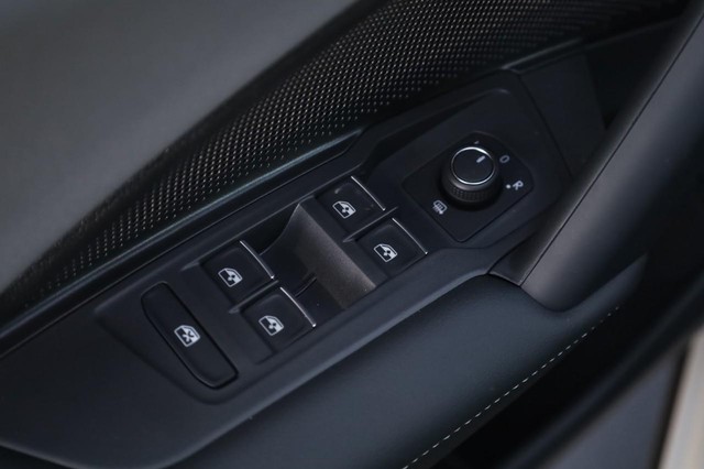 Volkswagen Tiguan Vehicle Image 11