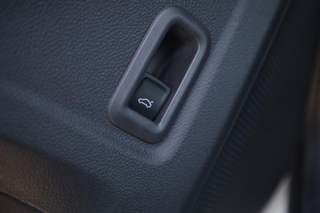 Volkswagen Tiguan Vehicle Image 12