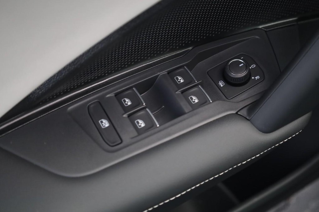 Volkswagen Tiguan Vehicle Full-screen Gallery Image 11