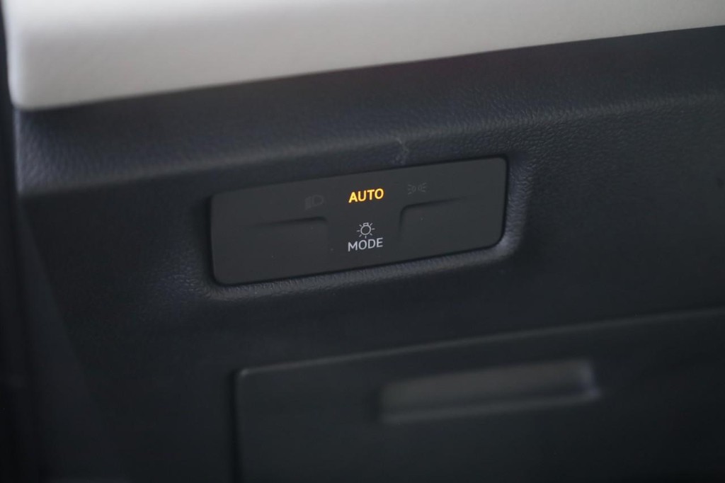 Volkswagen Tiguan Vehicle Full-screen Gallery Image 13