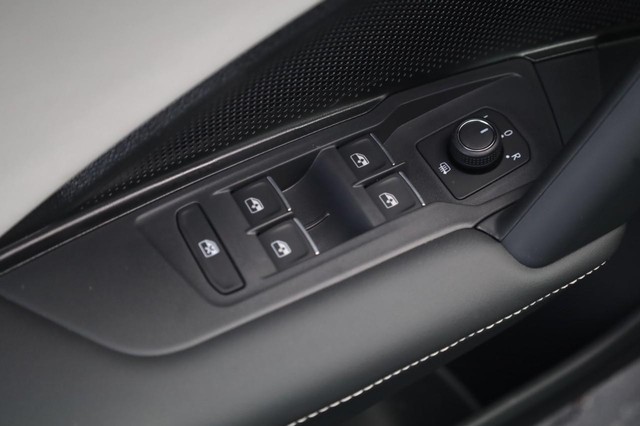 Volkswagen Tiguan Vehicle Image 11