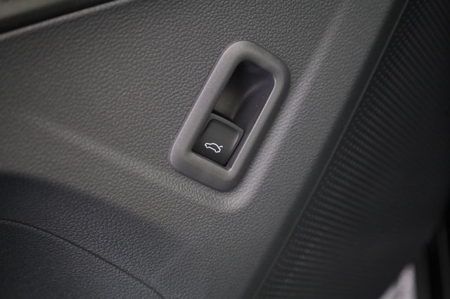 Volkswagen Tiguan Vehicle Image 12