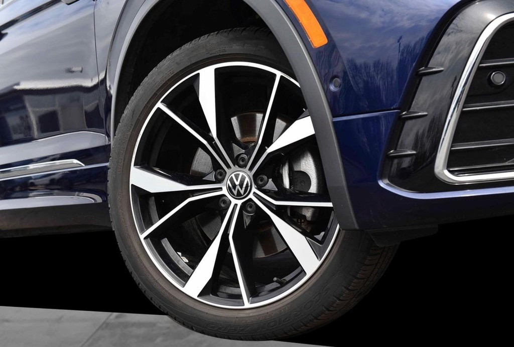 Volkswagen Tiguan Vehicle Full-screen Gallery Image 3