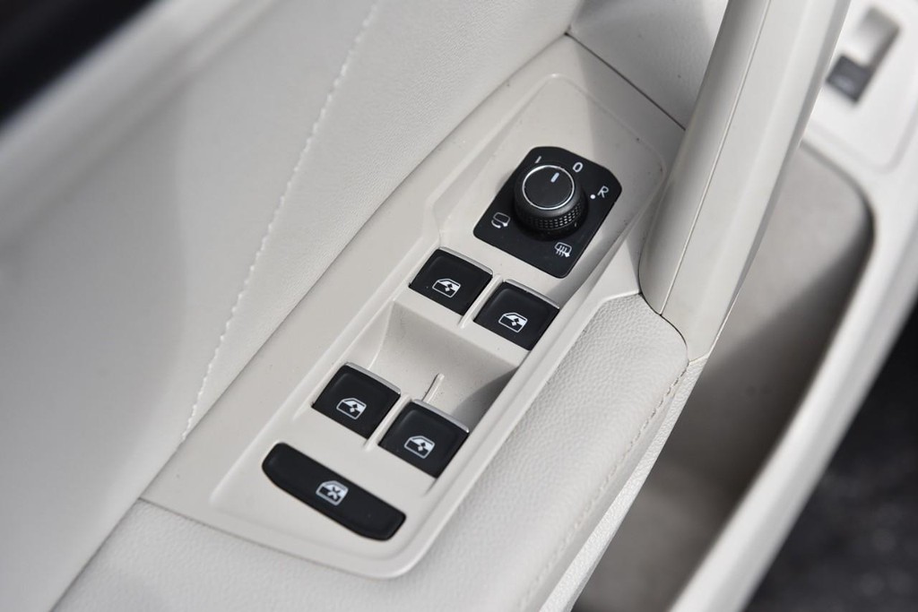 Volkswagen Tiguan Vehicle Full-screen Gallery Image 8