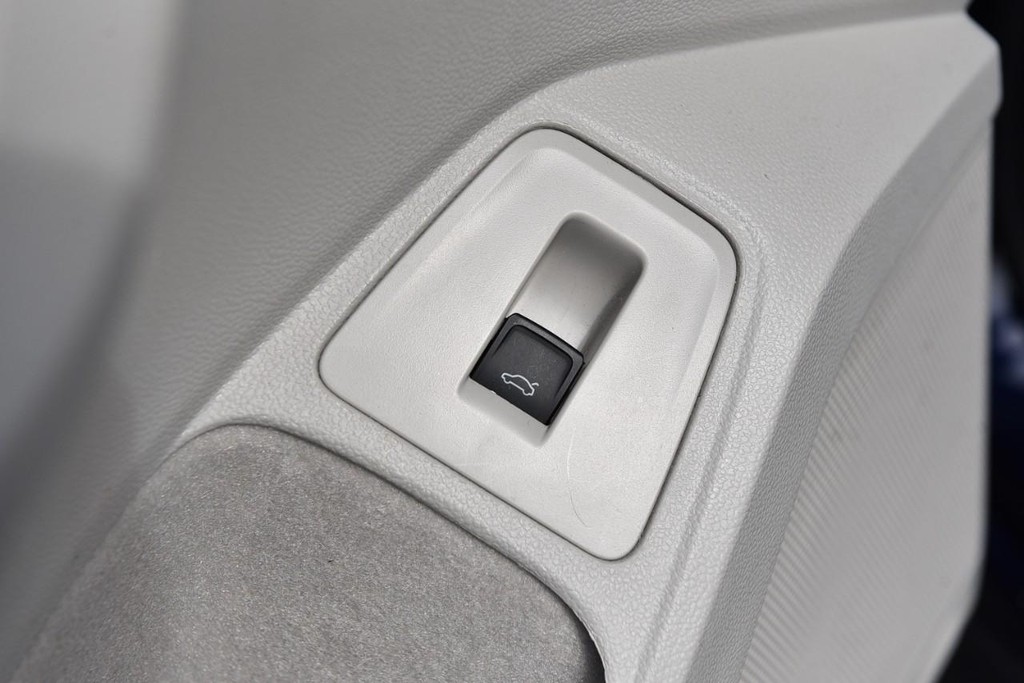 Volkswagen Tiguan Vehicle Full-screen Gallery Image 9