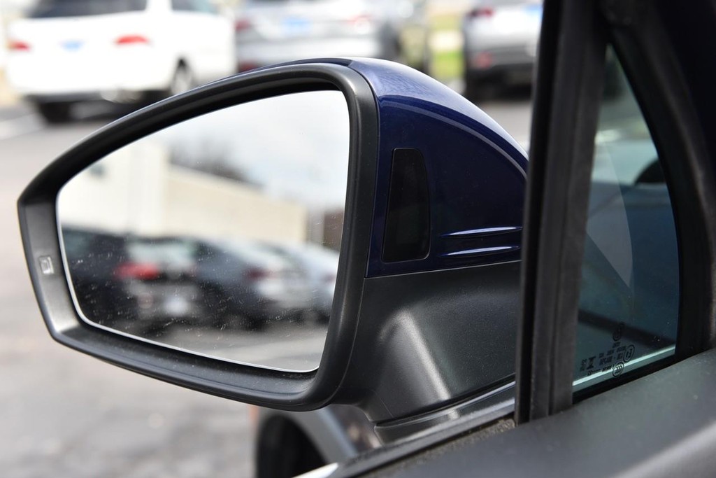 Volkswagen Tiguan Vehicle Full-screen Gallery Image 11