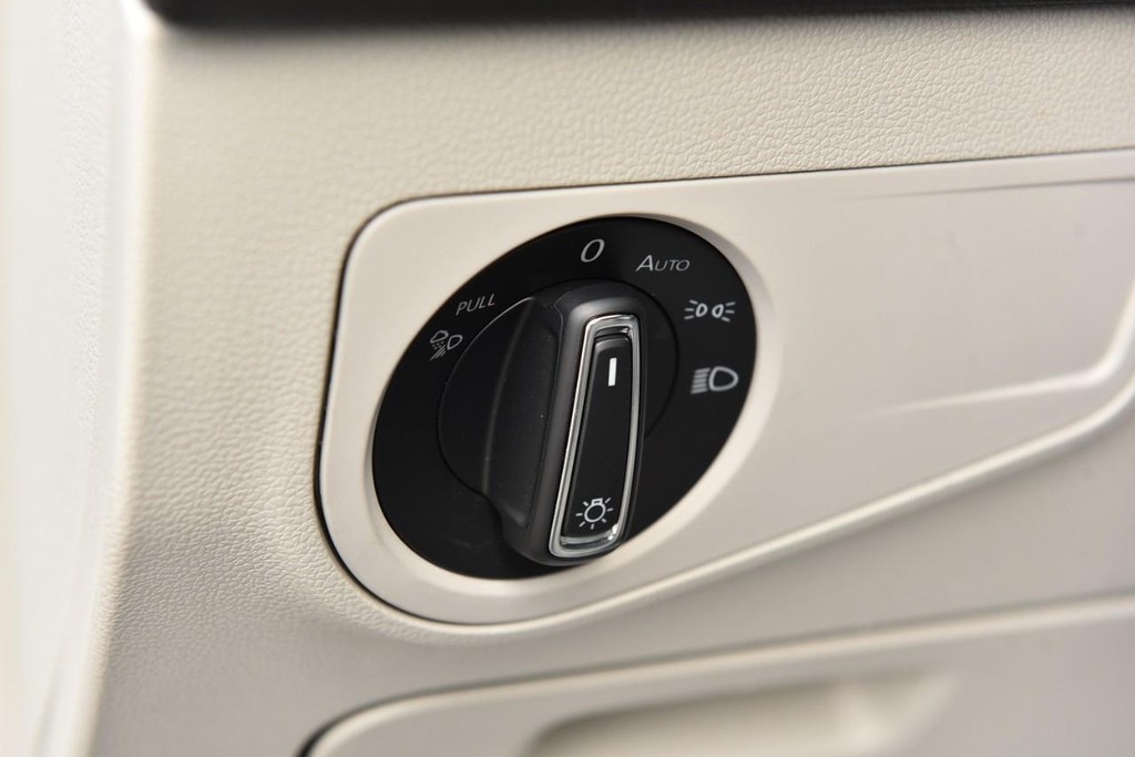 Volkswagen Tiguan Vehicle Full-screen Gallery Image 12