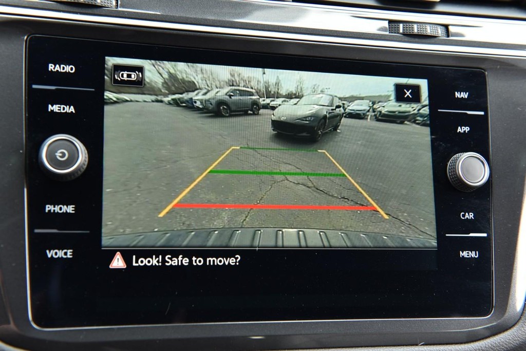 Volkswagen Tiguan Vehicle Full-screen Gallery Image 14