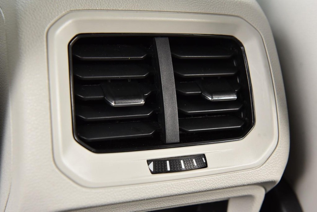 Volkswagen Tiguan Vehicle Full-screen Gallery Image 26