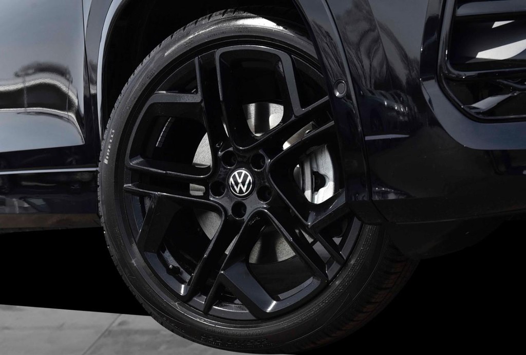 Volkswagen Tiguan Vehicle Full-screen Gallery Image 3